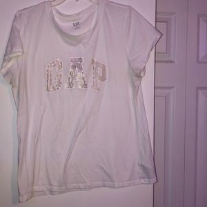 Cute white shirt 🤍!